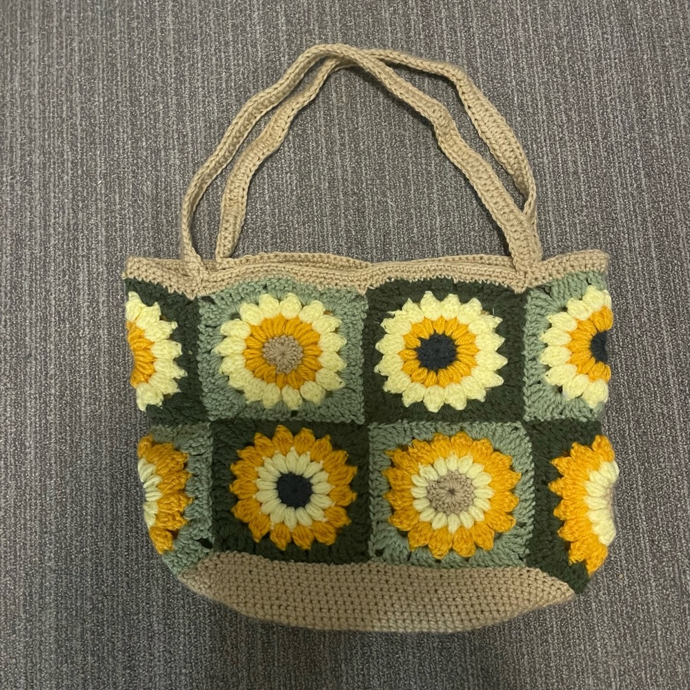 Green and yellow starburst sunflower crochet tote! Handmade and fabric lined!
